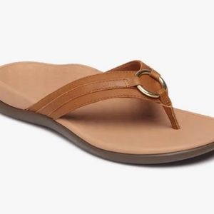 NWOT Vionic Tide Aloe women’s flip flops, brown